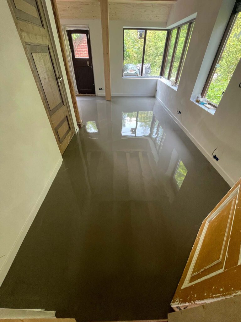 Floor with wet finishing layer