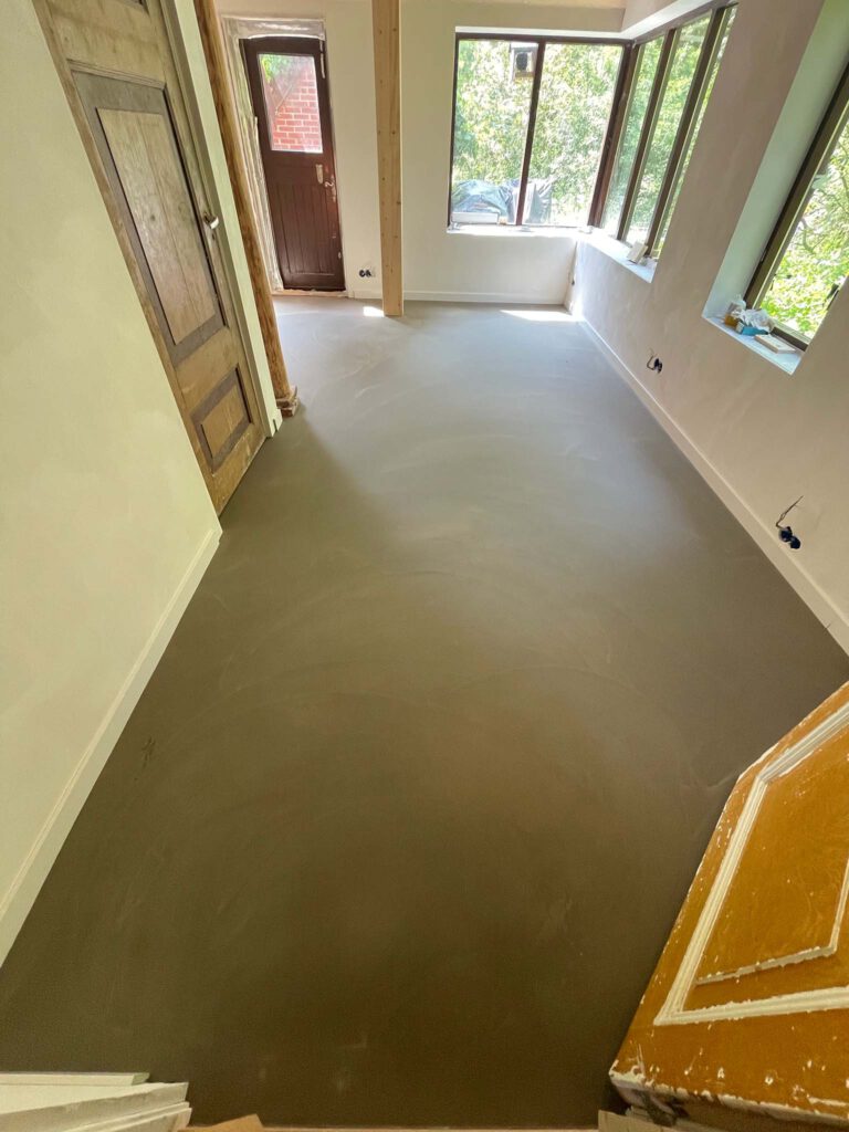 Floor with dry finishing layer